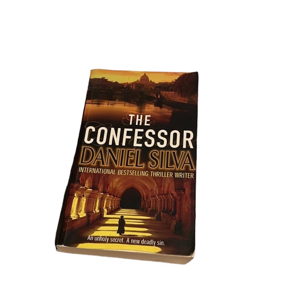 Book / The Confessor by Daniel Silva. Paperback. EUC